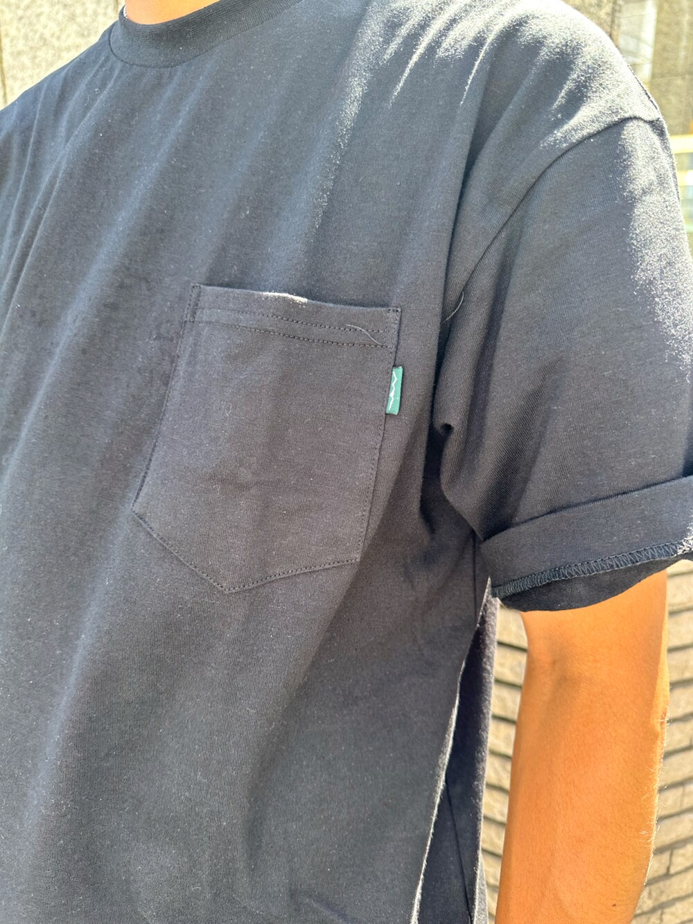 ホワイト系のTシャツ/カットソー、ベージュ系のその他パンツ、グリーン系のコインケースを着用したメンズの夏コーディネートの3枚目の写真