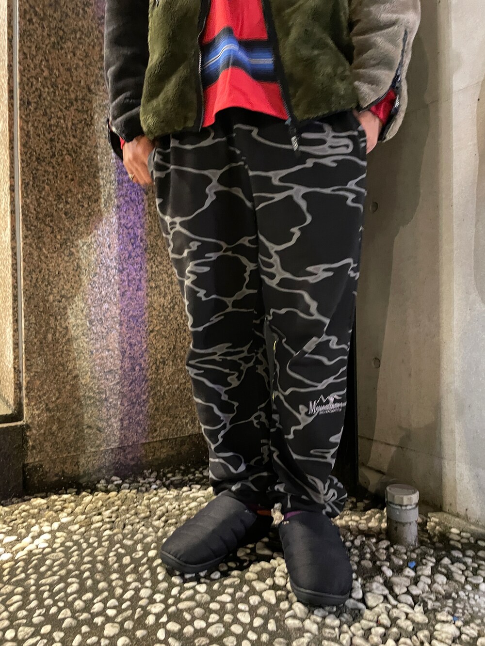 ブラック系のスリッポン、ブラック系のスウェットパンツ、その他のブルゾンを着用したメンズの秋コーディネートの5枚目の写真