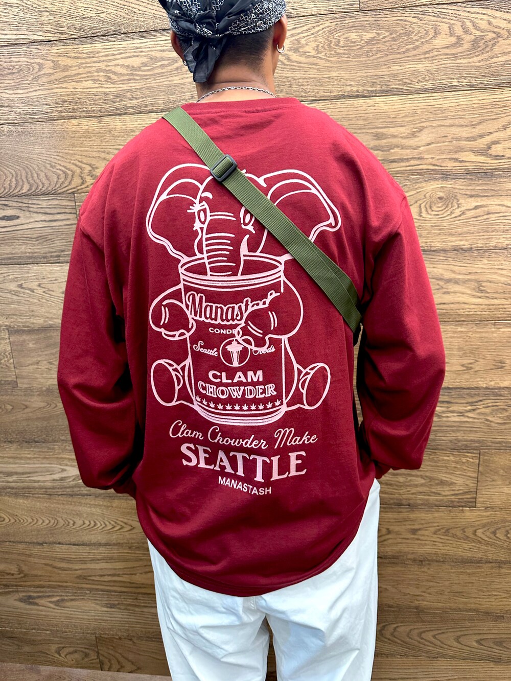 ホワイト系のその他パンツ、レッド系のTシャツ/カットソー、グリーン系のショルダーバッグを着用したメンズの夏コーディネートの3枚目の写真