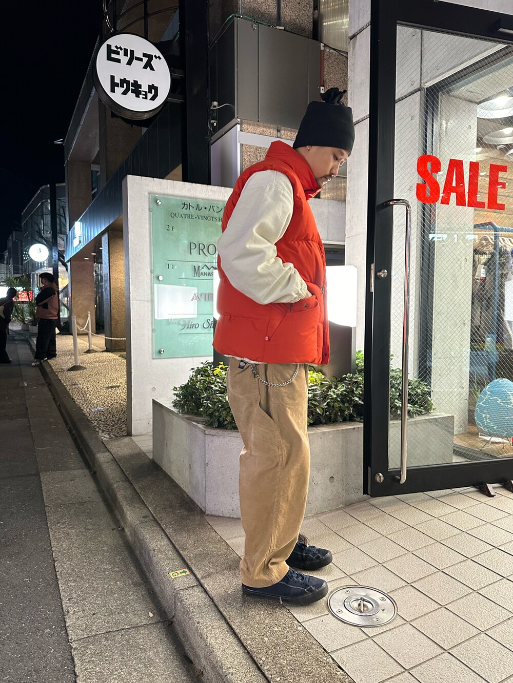 ベージュ系のその他パンツ、グリーン系のダウンベスト、ベージュ系のブルゾンを着用したメンズの冬コーディネートの3枚目の写真