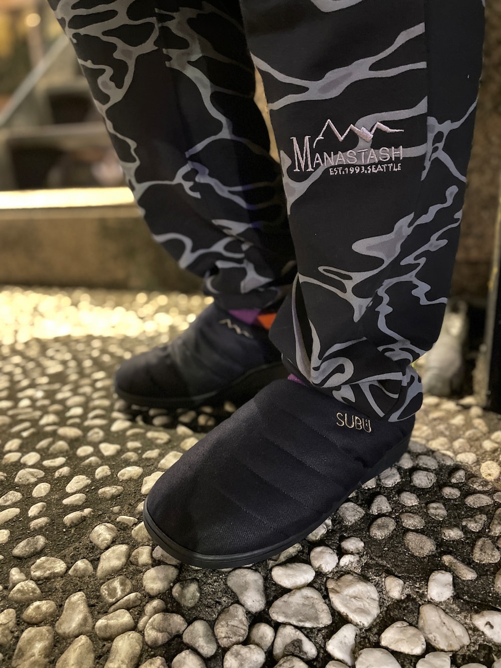 ブラック系のスリッポン、ブラック系のスウェットパンツ、その他のブルゾンを着用したメンズの秋コーディネートの3枚目の写真