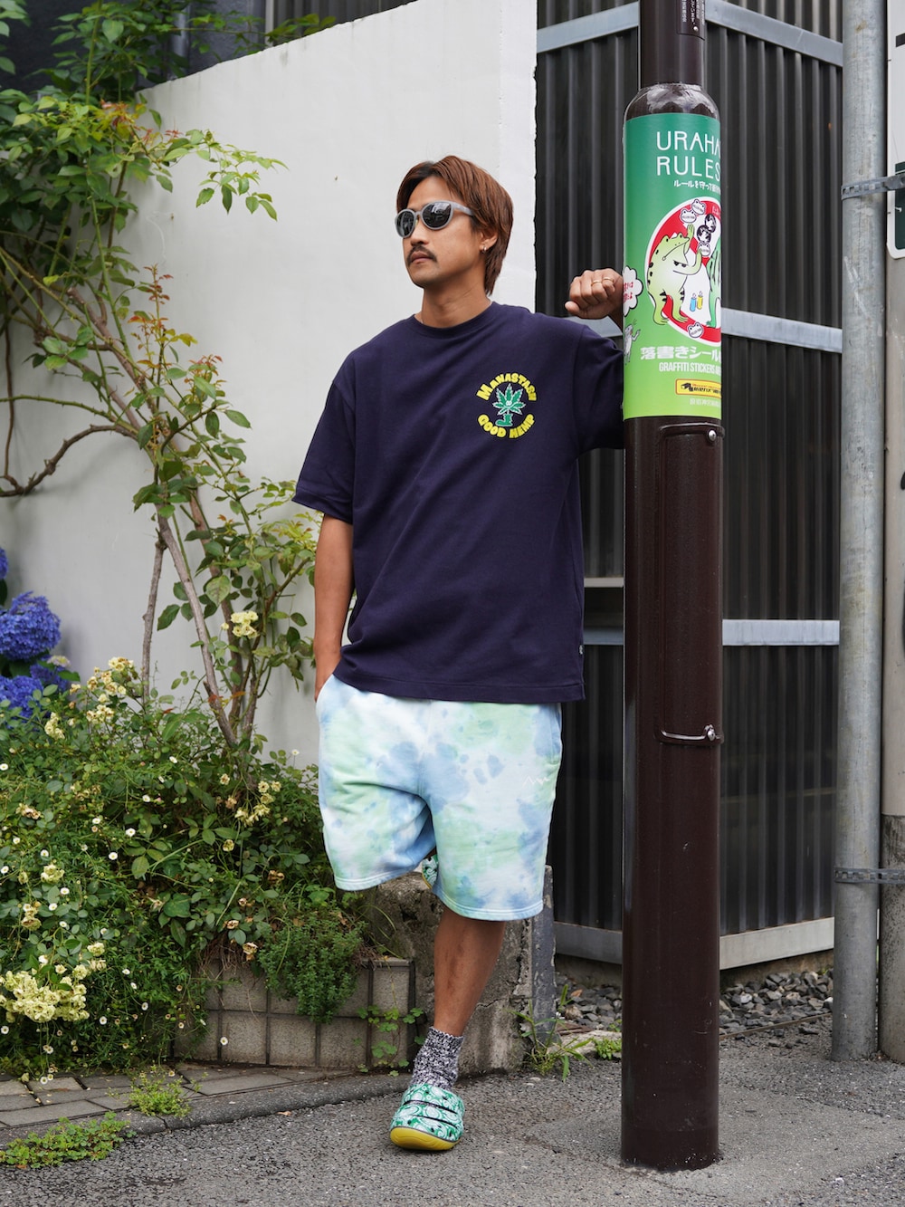 ブルー系のTシャツ/カットソー、ブルー系のその他パンツ、グレー系のサングラスを着用したメンズの夏コーディネートの5枚目の写真