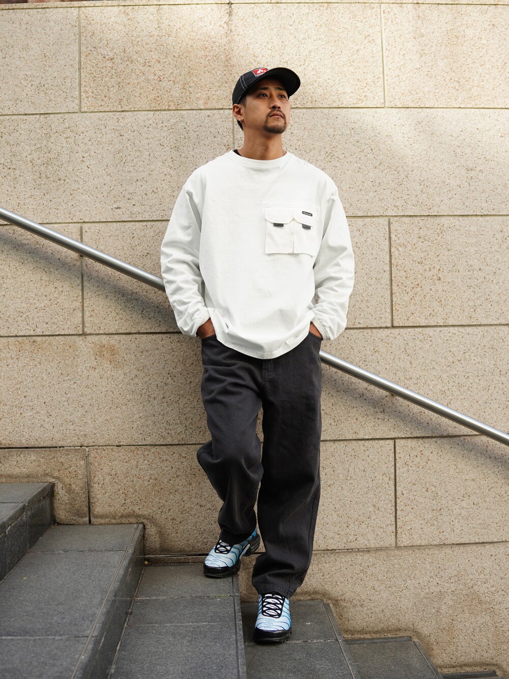 ブラック系のその他パンツ、ホワイト系のTシャツ/カットソーを着用したメンズの冬コーディネートの2枚目の写真