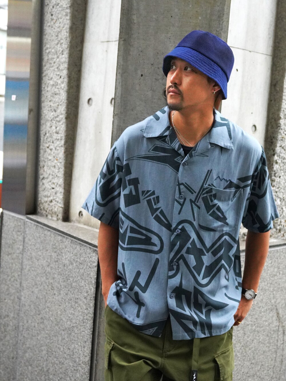 グレー系のシャツ/ブラウス、グリーン系のカーゴパンツを着用したメンズの春コーディネートの2枚目の写真