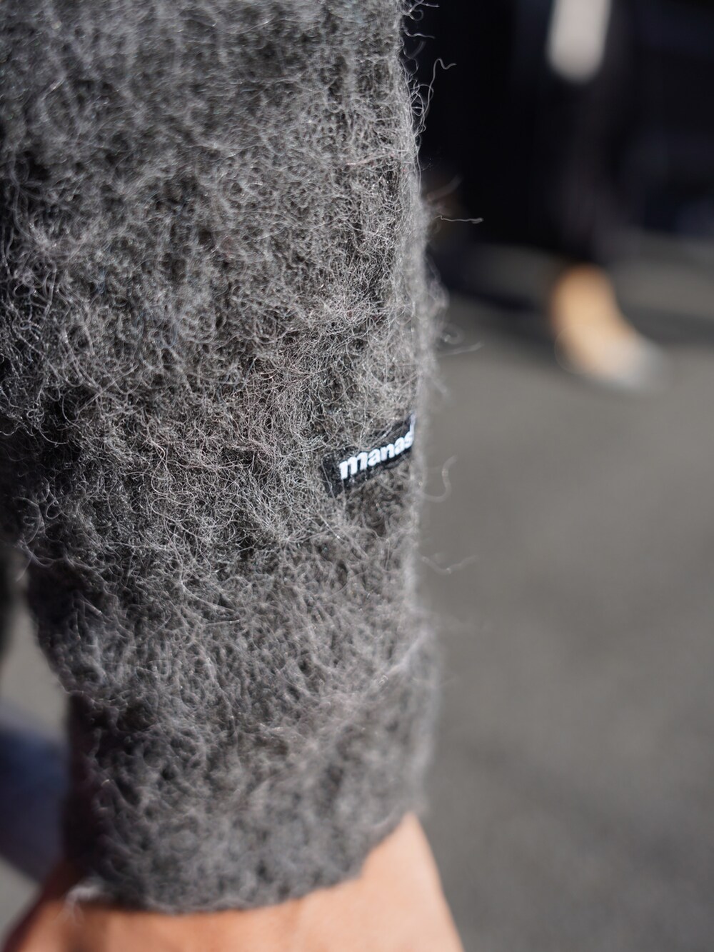 グレー系のカーディガン/ボレロ、レッド系のその他パンツを着用したメンズの秋コーディネートの6枚目の写真