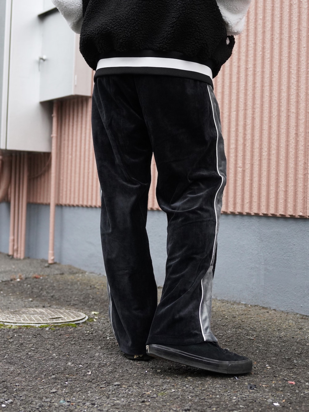 ブラック系のスタジャン、ブラウン系のスウェット、ブラック系のその他パンツを着用したメンズの秋コーディネートの5枚目の写真