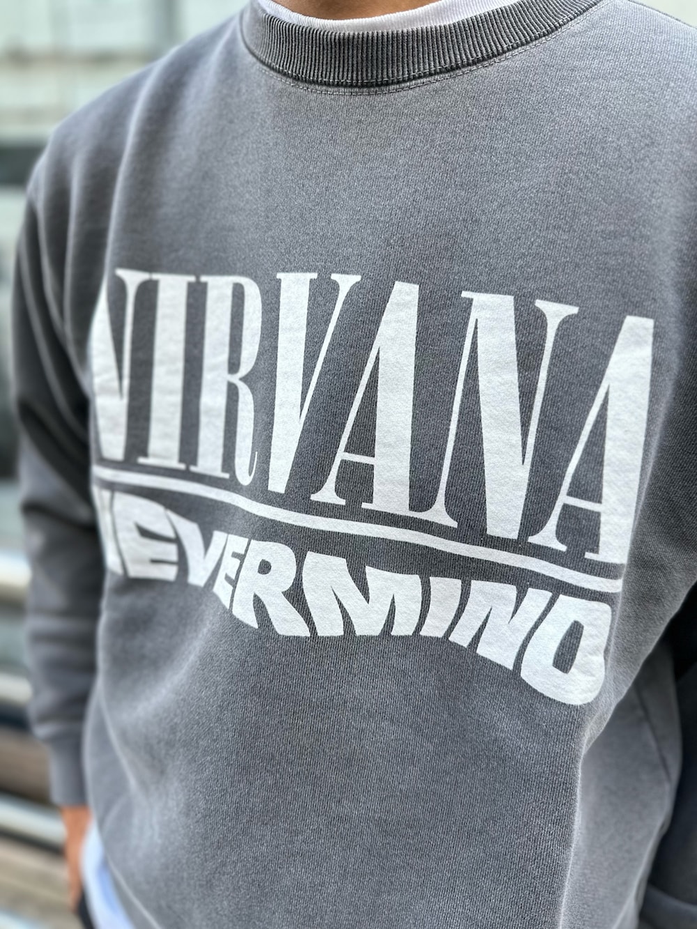 ブラック系のスウェット、グリーン系のカーゴパンツを着用したメンズの秋コーディネートの5枚目の写真