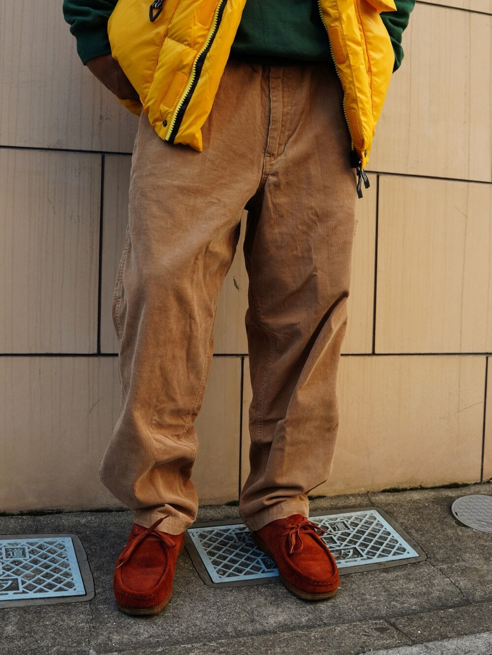 ベージュ系のその他パンツ、イエロー系のダウンジャケット/コート、グリーン系のスウェットを着用したメンズの冬コーディネートの4枚目の写真