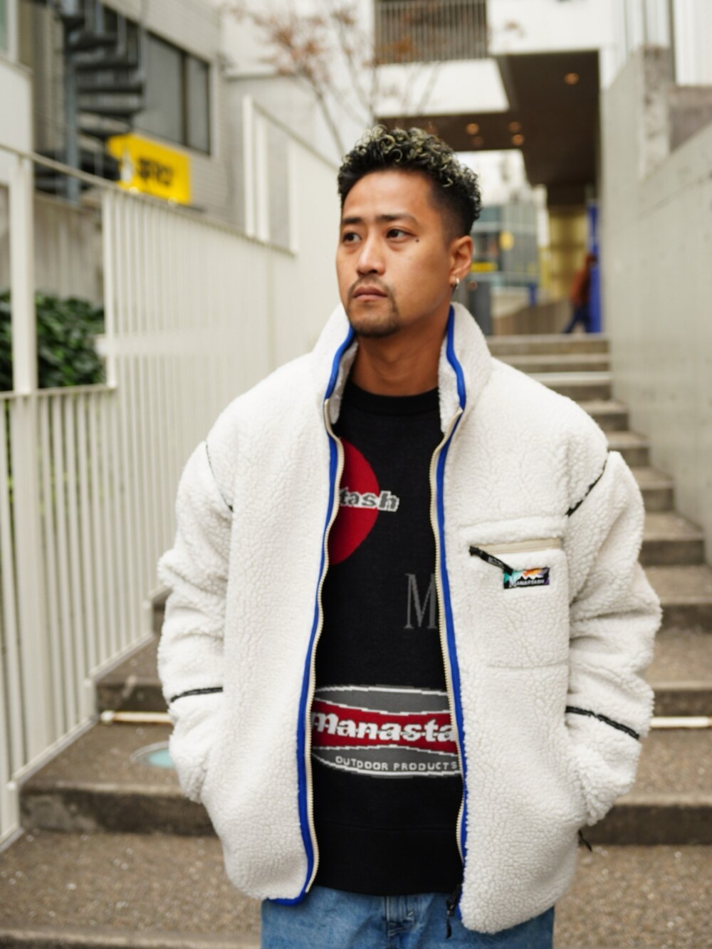 ベージュ系のブルゾン、ブラック系のニット/セーターを着用したメンズの冬コーディネートの3枚目の写真