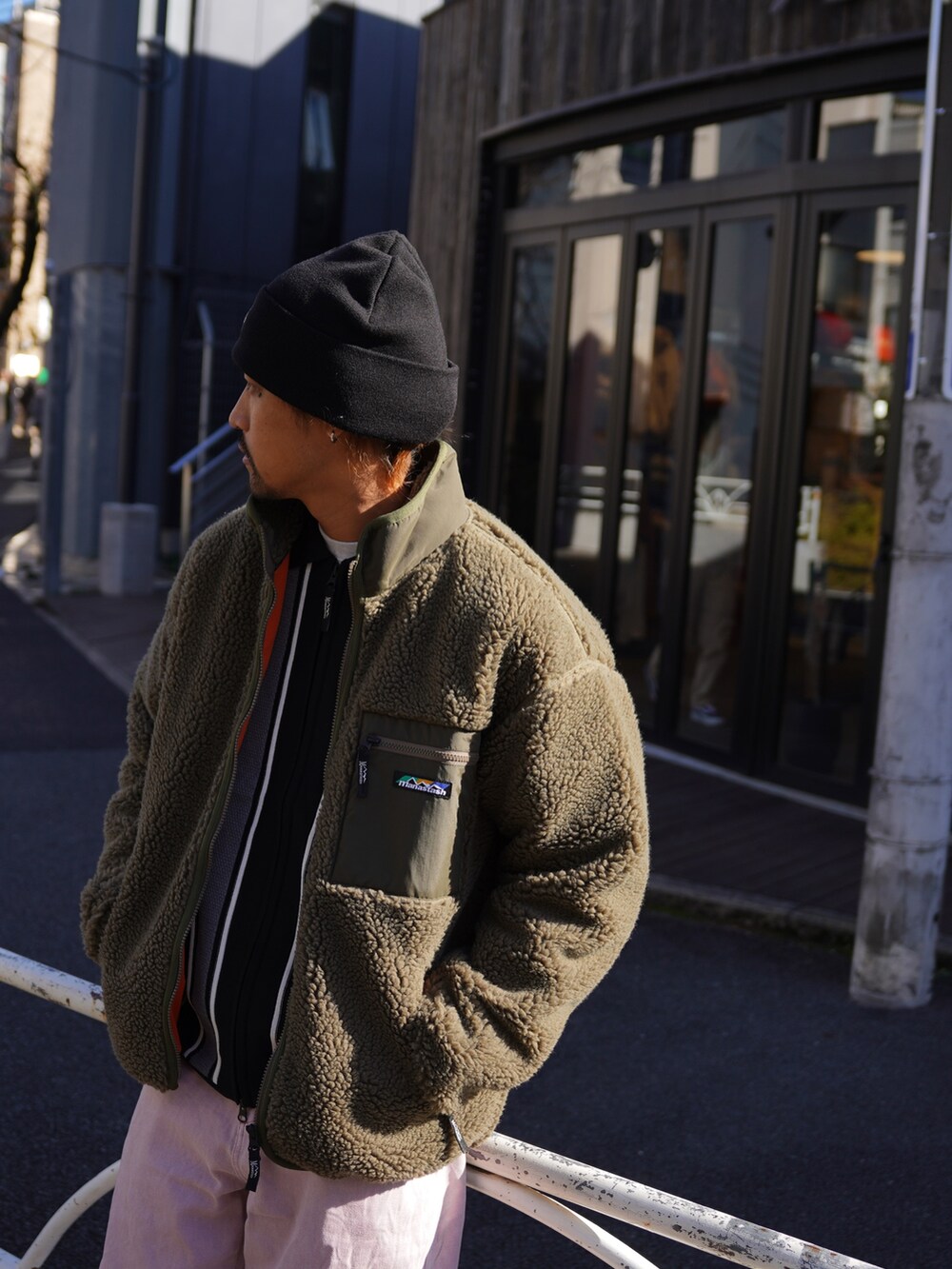 グリーン系のブルゾン、ブラック系のニット/セーターを着用したメンズの冬コーディネートの4枚目の写真
