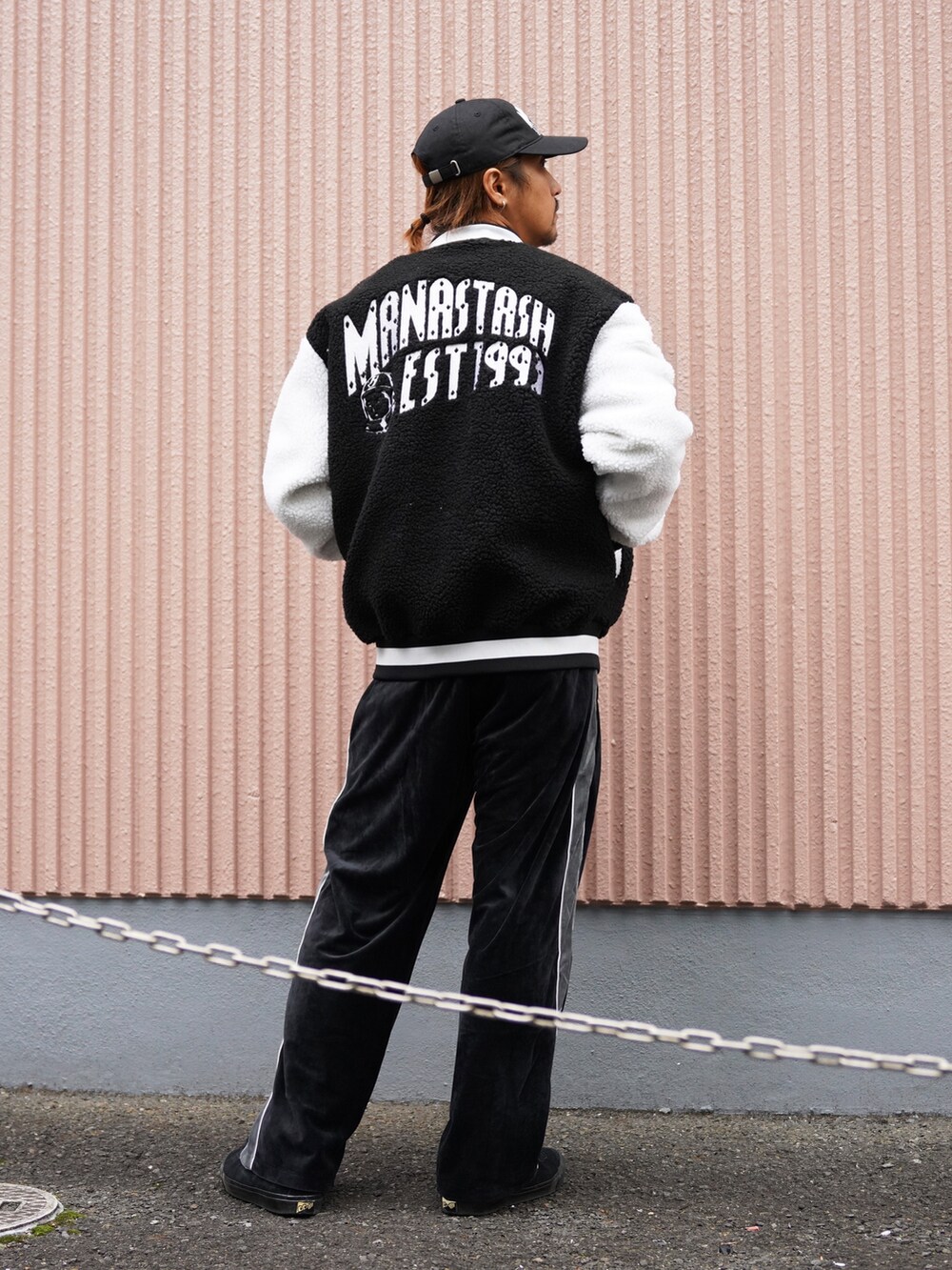 ブラック系のスタジャン、ブラウン系のスウェット、ブラック系のその他パンツを着用したメンズの秋コーディネートの3枚目の写真