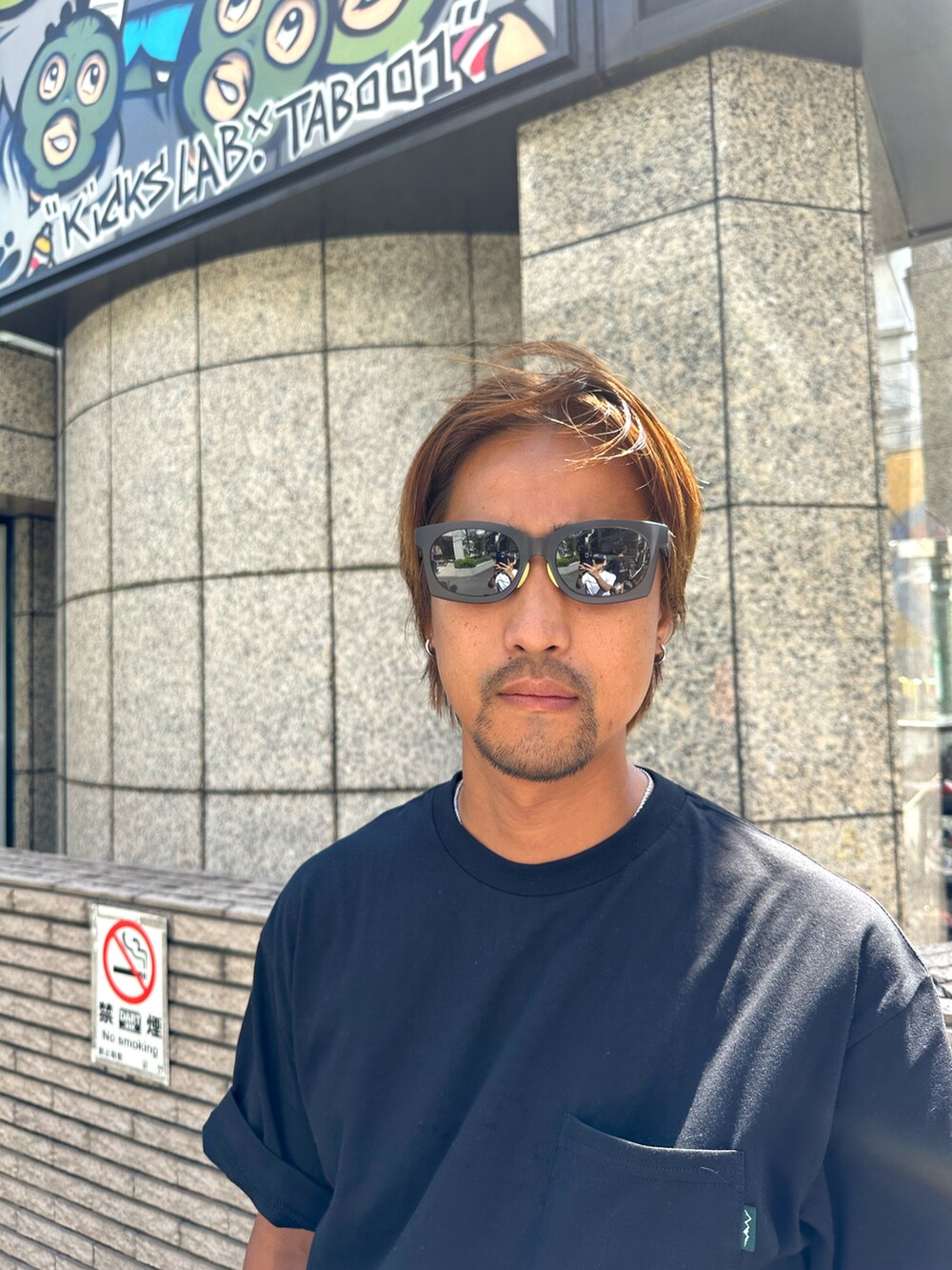 ホワイト系のTシャツ/カットソー、ベージュ系のその他パンツ、グリーン系のコインケースを着用したメンズの夏コーディネートの5枚目の写真