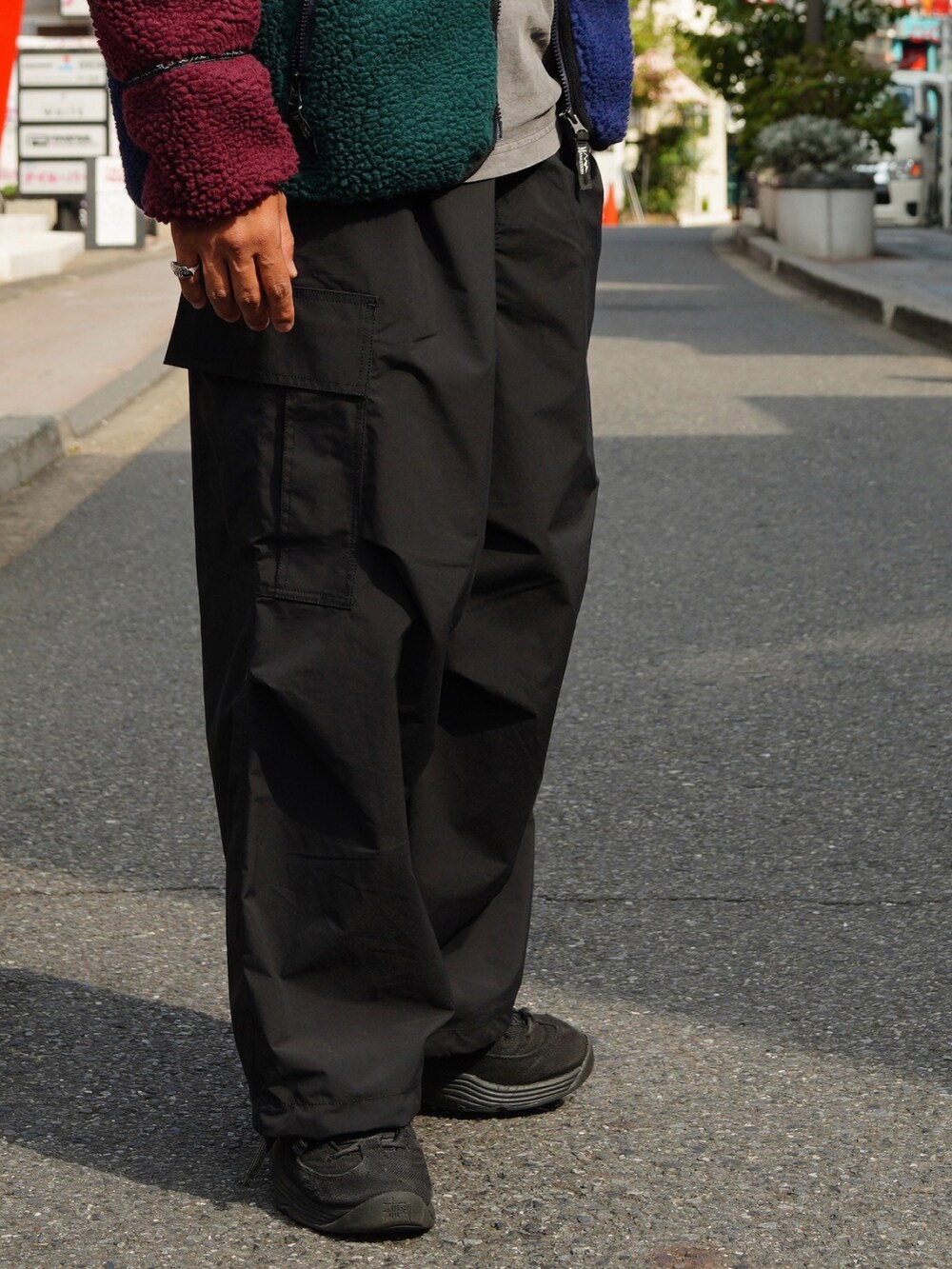 その他のブルゾン、ブラック系のカーゴパンツ、グレー系のTシャツ/カットソーを着用したメンズの秋コーディネートの4枚目の写真