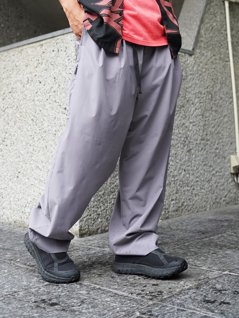 ブラック系のシャツ/ブラウス、ホワイト系のTシャツ/カットソー、グレー系のその他パンツを着用したメンズの夏コーディネートの3枚目の写真