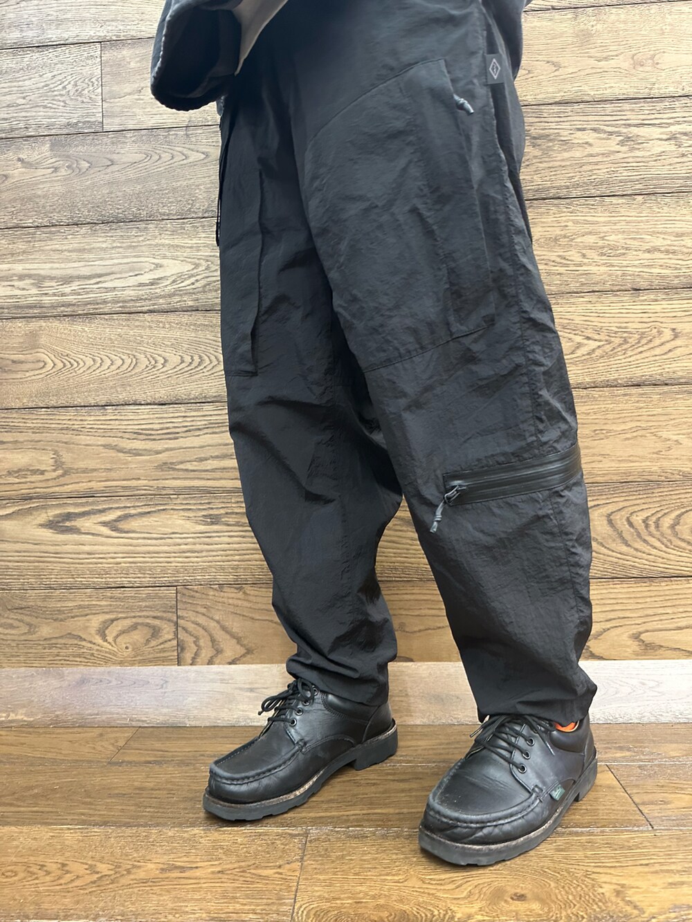 ブラック系のブルゾン、ブラック系のその他パンツ、ブラック系の帽子を着用したメンズの冬コーディネートの4枚目の写真