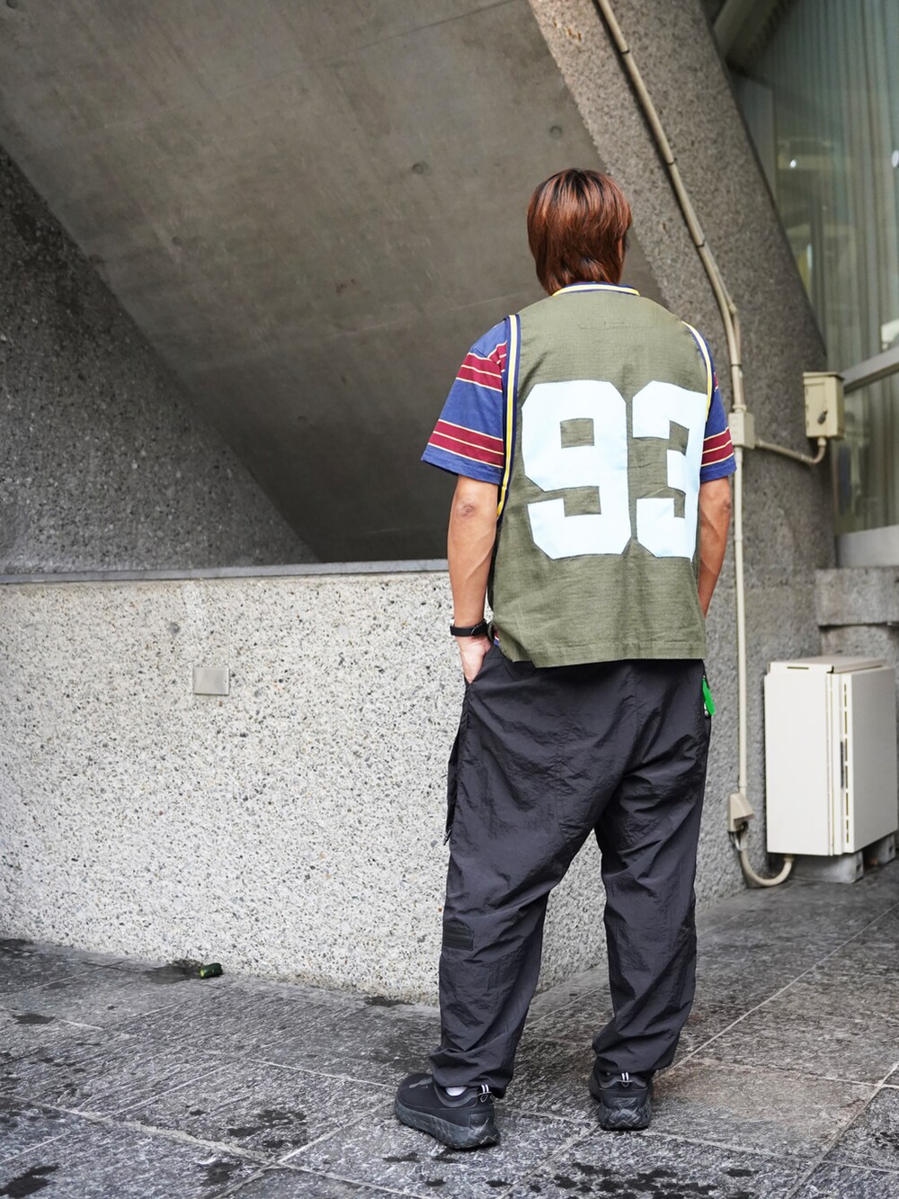 ブラック系のその他パンツ、ブルー系のTシャツ/カットソーを着用したメンズの夏コーディネートの4枚目の写真