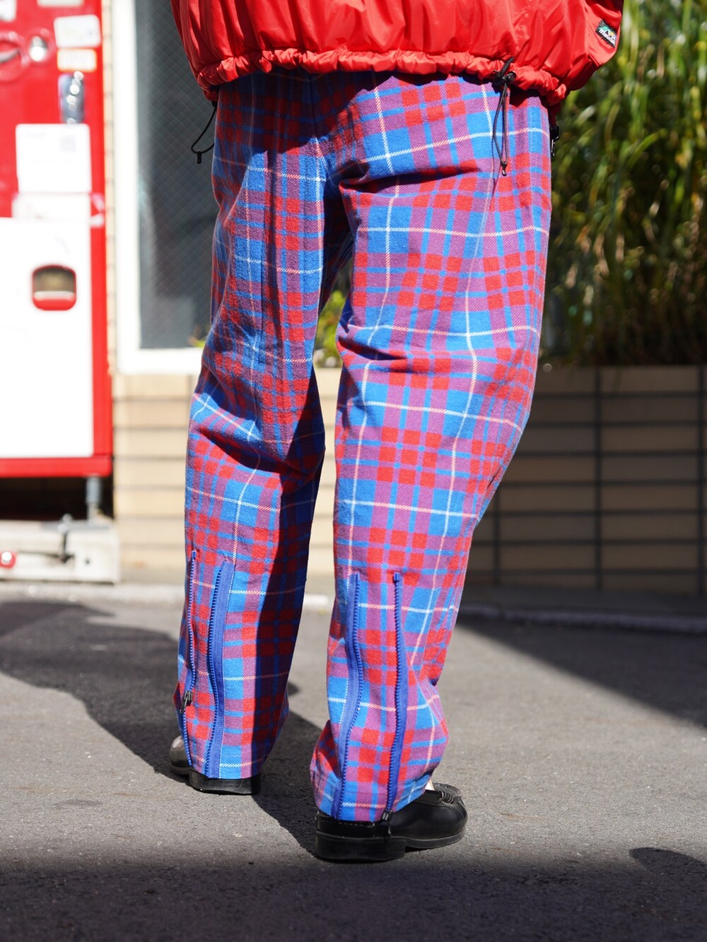 ブルー系のブルゾン、グレー系のカーディガン/ボレロ、レッド系のその他パンツを着用したメンズの冬コーディネートの6枚目の写真