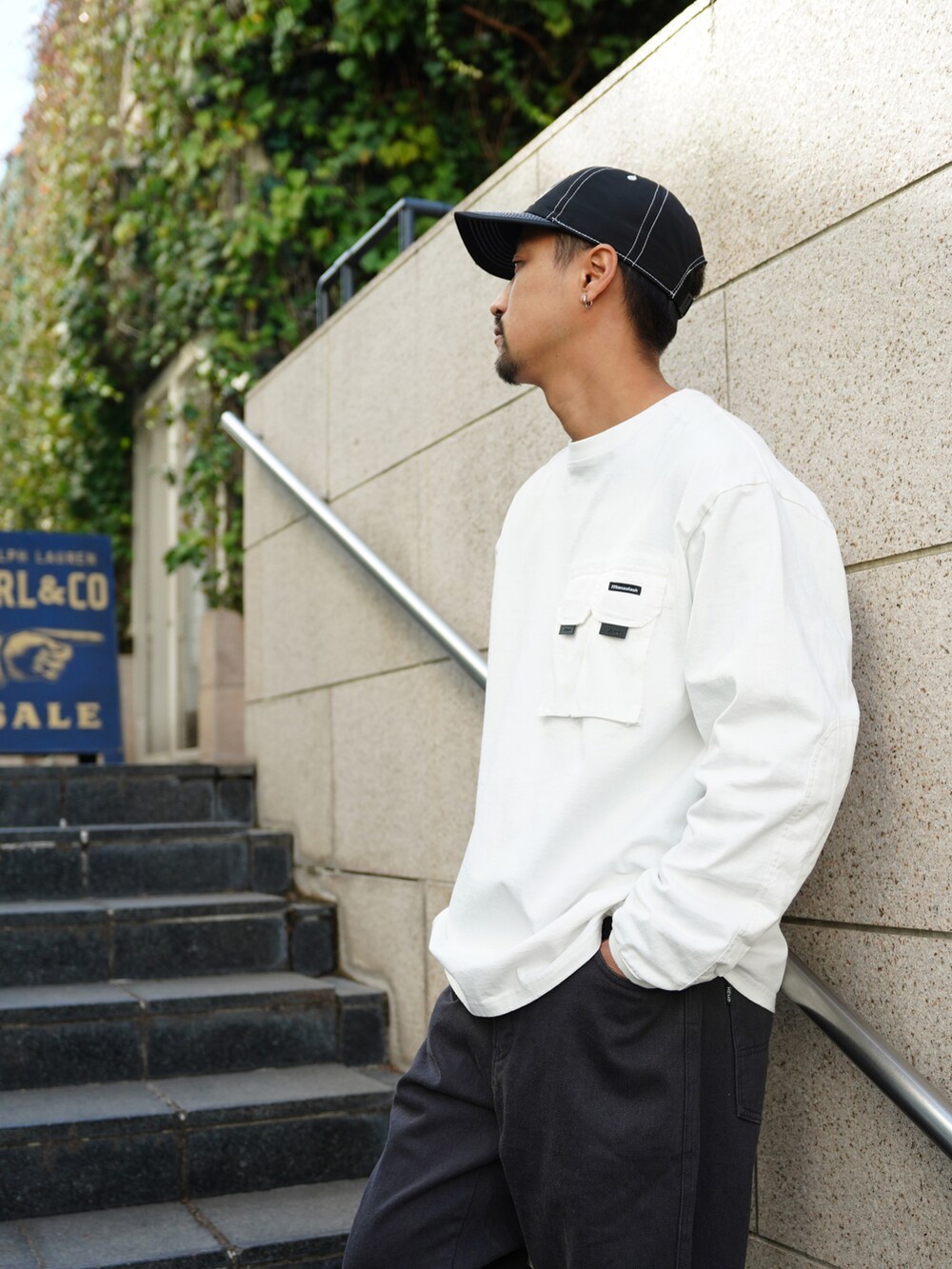 ブラック系のその他パンツ、ホワイト系のTシャツ/カットソーを着用したメンズの冬コーディネートの3枚目の写真