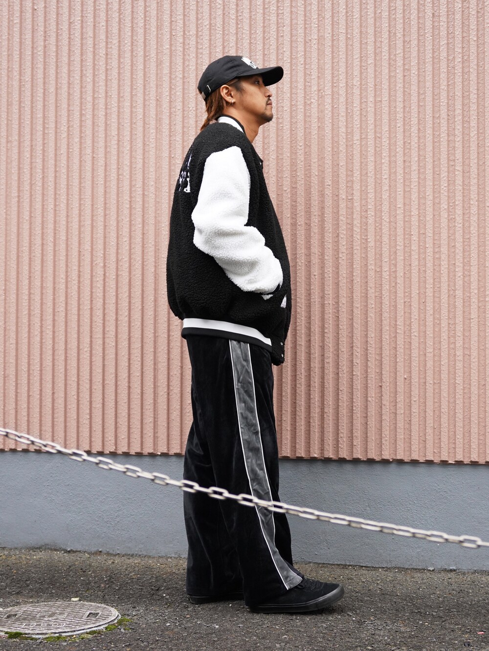 ブラック系のスタジャン、ブラウン系のスウェット、ブラック系のその他パンツを着用したメンズの秋コーディネートの2枚目の写真