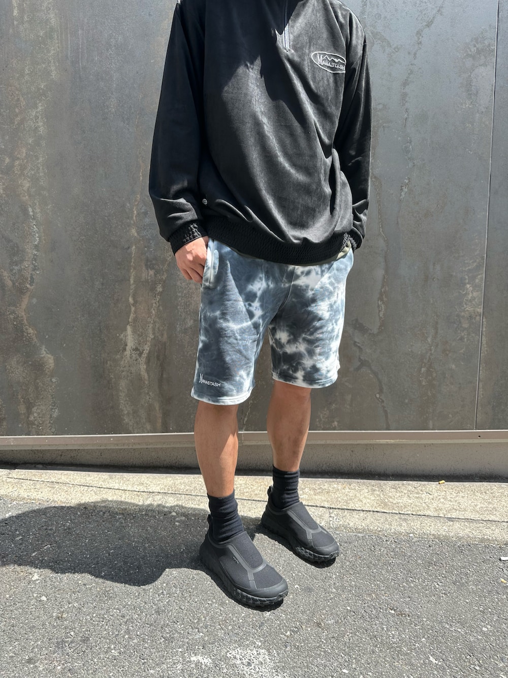 ブラック系のその他パンツ、ブラック系のスウェット、ブラック系のサングラスを着用したメンズの春コーディネートの4枚目の写真