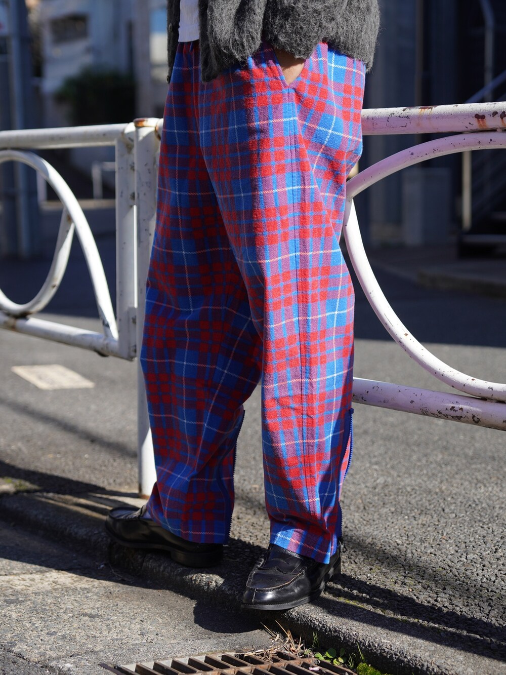 グレー系のカーディガン/ボレロ、レッド系のその他パンツを着用したメンズの秋コーディネートの8枚目の写真