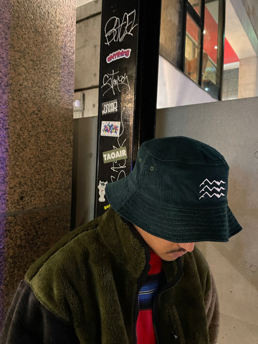 ブラック系のスリッポン、ブラック系のスウェットパンツ、その他のブルゾンを着用したメンズの秋コーディネートの4枚目の写真