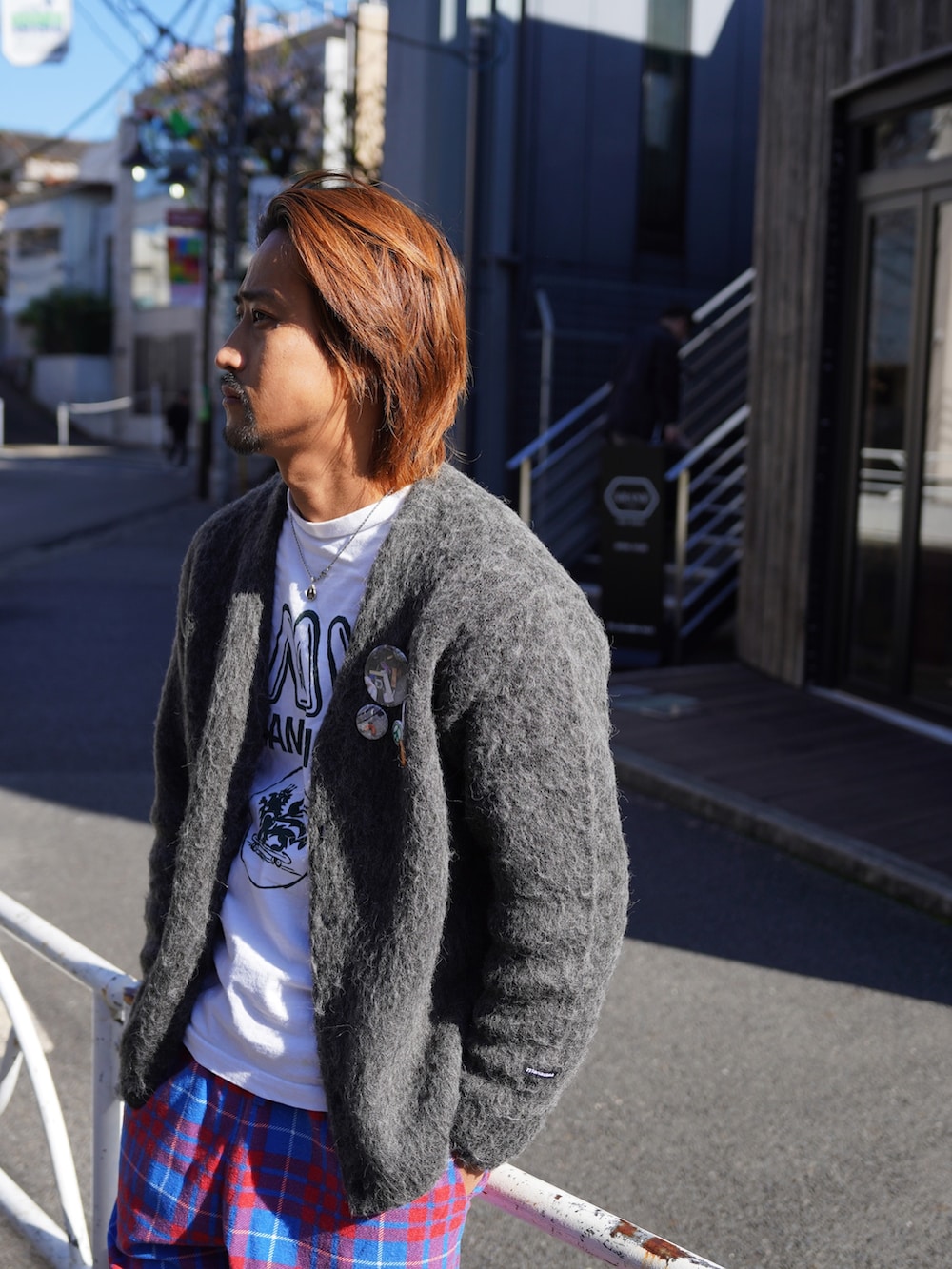 グレー系のカーディガン/ボレロ、レッド系のその他パンツを着用したメンズの秋コーディネートの3枚目の写真