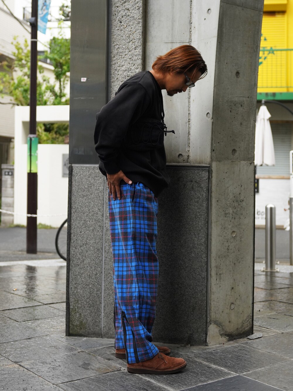 ブラック系のスウェット、ブルー系のその他パンツ、ブラック系のショルダーバッグを着用したメンズの秋コーディネートの3枚目の写真