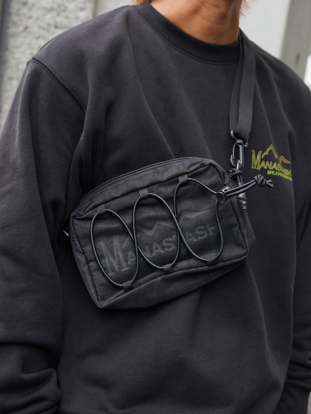 ブラック系のスウェット、ブルー系のその他パンツ、ブラック系のショルダーバッグを着用したメンズの秋コーディネートの10枚目の写真