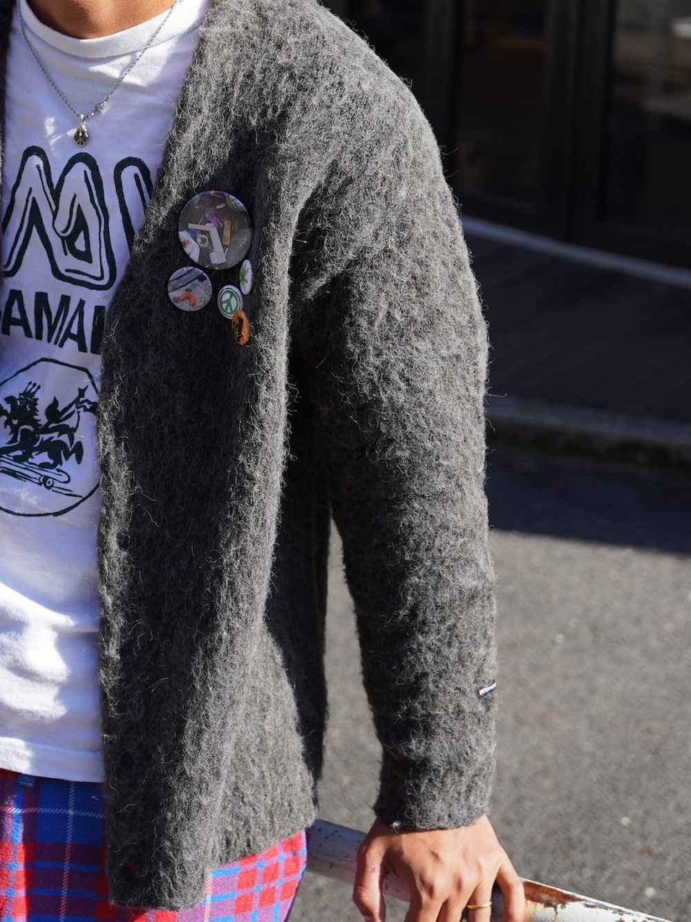 グレー系のカーディガン/ボレロ、レッド系のその他パンツを着用したメンズの秋コーディネートの5枚目の写真