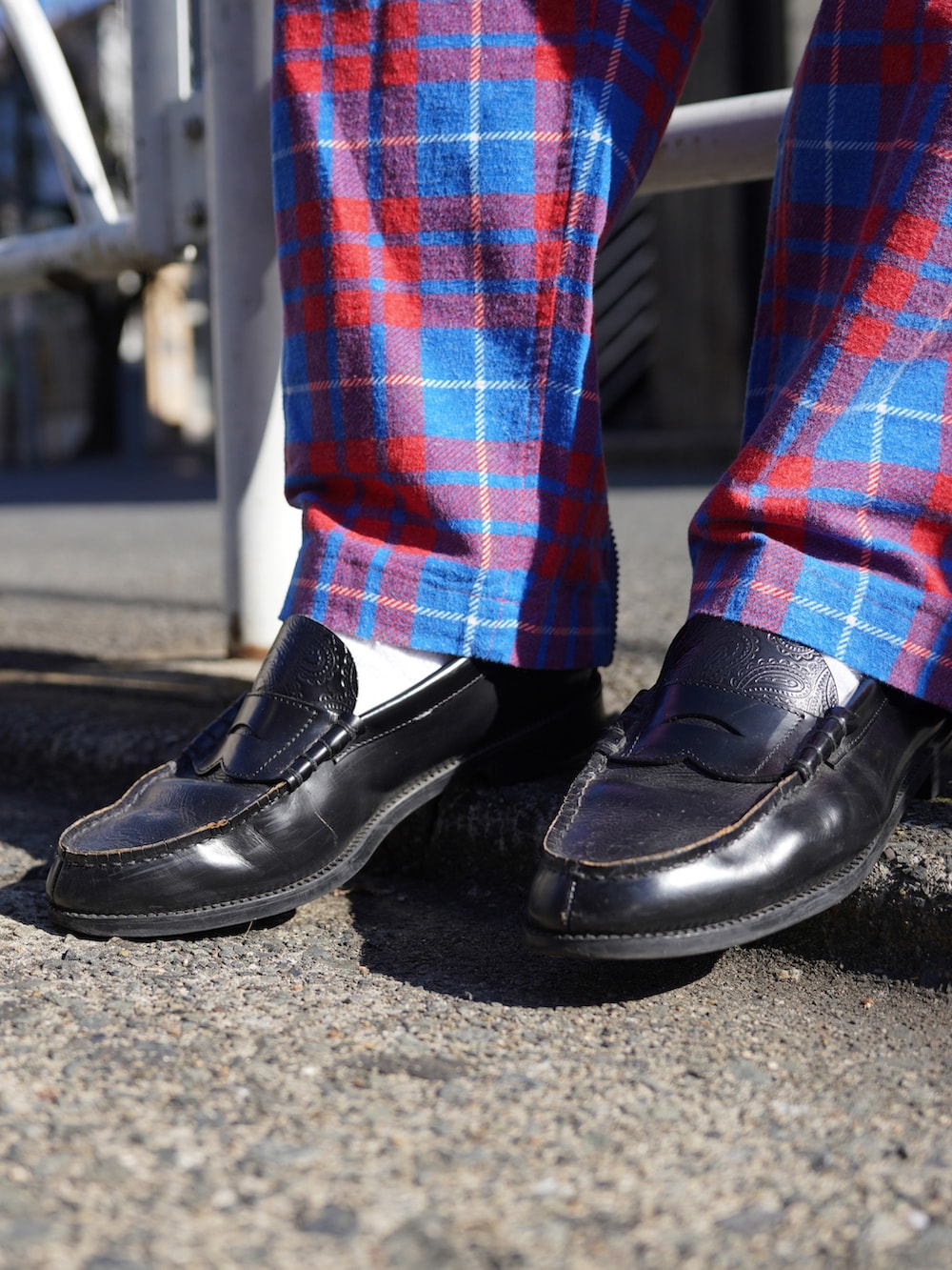 グレー系のカーディガン/ボレロ、レッド系のその他パンツを着用したメンズの秋コーディネートの10枚目の写真