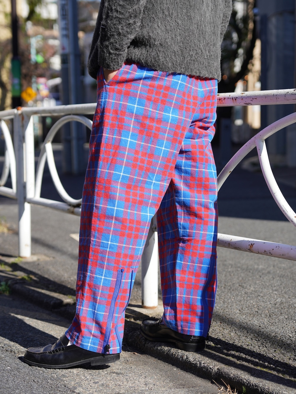 グレー系のカーディガン/ボレロ、レッド系のその他パンツを着用したメンズの秋コーディネートの7枚目の写真