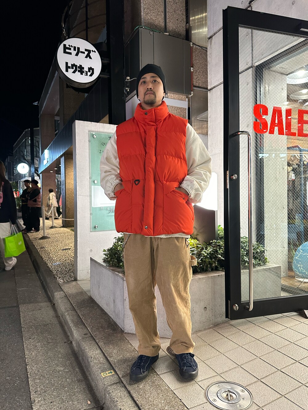 ベージュ系のその他パンツ、グリーン系のダウンベスト、ベージュ系のブルゾンを着用したメンズの冬コーディネートの5枚目の写真