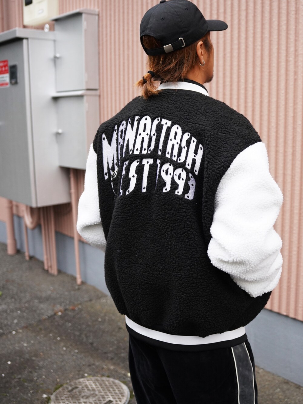 ブラック系のスタジャン、ブラウン系のスウェット、ブラック系のその他パンツを着用したメンズの秋コーディネートの10枚目の写真