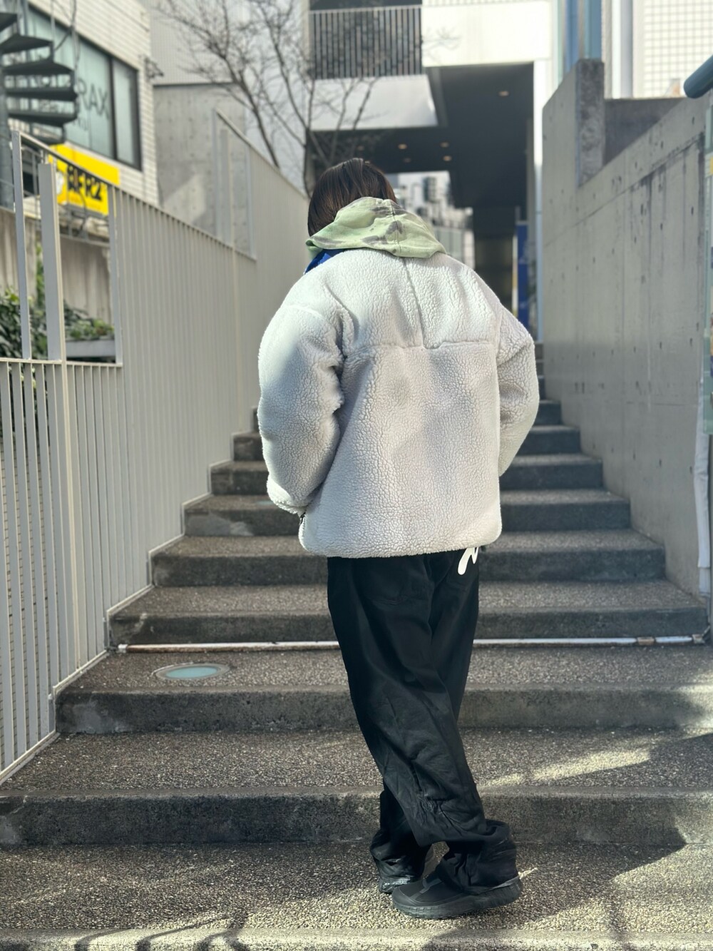 ベージュ系のブルゾン、ブラック系のデニムパンツを着用したメンズの冬コーディネートの4枚目の写真