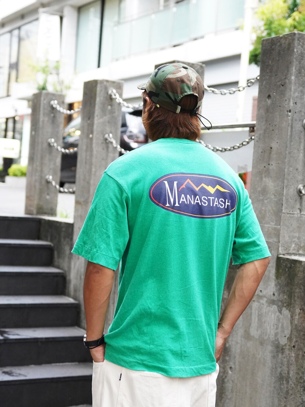 グリーン系のTシャツ/カットソーを着用したメンズの夏コーディネートの3枚目の写真