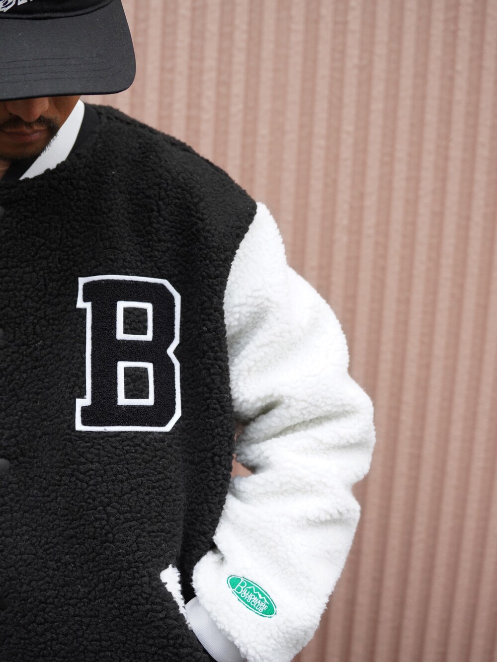 ブラック系のスタジャン、ブラウン系のスウェット、ブラック系のその他パンツを着用したメンズの秋コーディネートの8枚目の写真