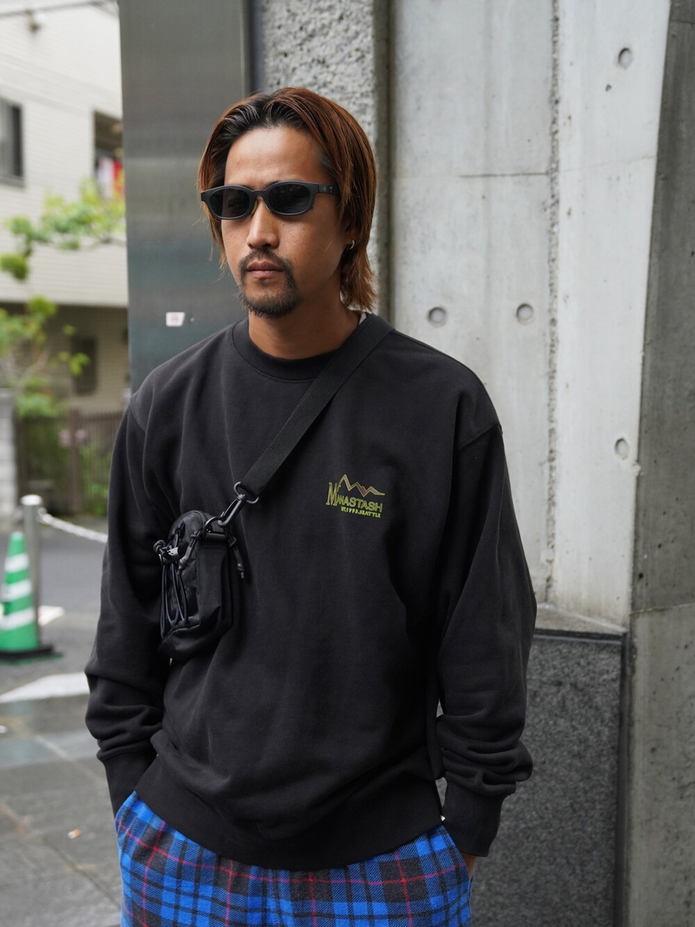 ブラック系のスウェット、ブルー系のその他パンツ、ブラック系のショルダーバッグを着用したメンズの秋コーディネートの6枚目の写真