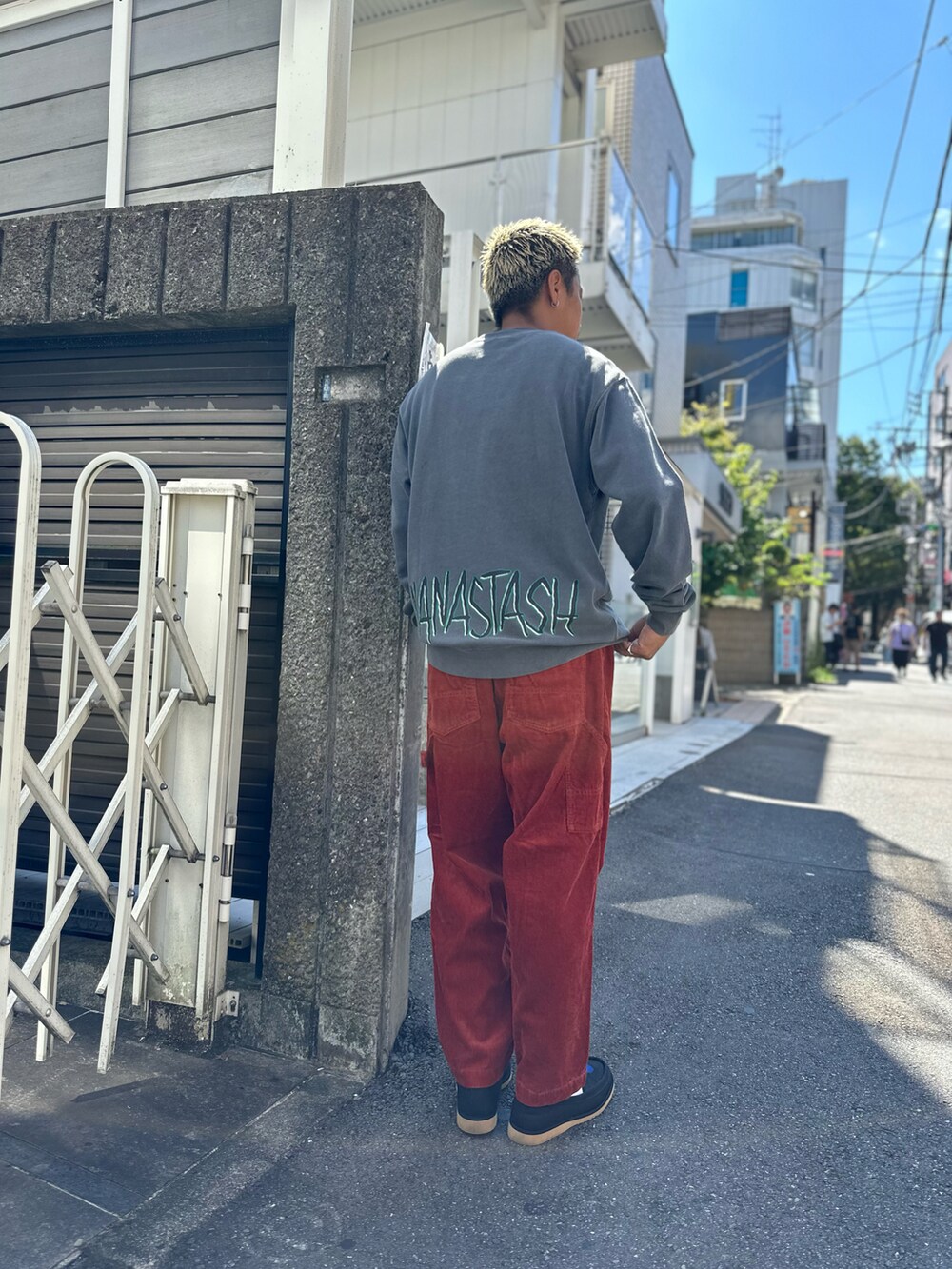 グレー系のスウェット、オレンジ系のその他パンツを着用したメンズの秋コーディネートの2枚目の写真