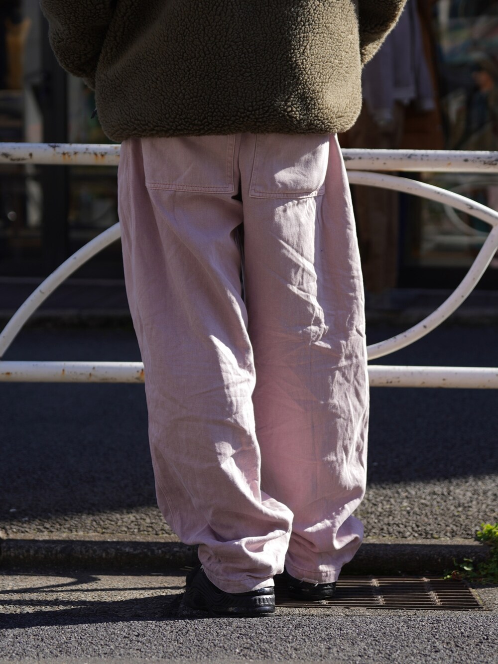 グリーン系のブルゾン、ブラック系のニット/セーターを着用したメンズの冬コーディネートの7枚目の写真