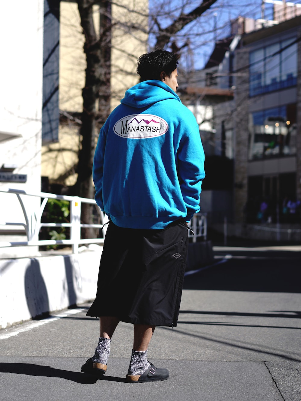 ブラック系のTシャツ/カットソー、ブルー系のパーカー、ブラック系のその他パンツを着用したメンズの春コーディネートの2枚目の写真