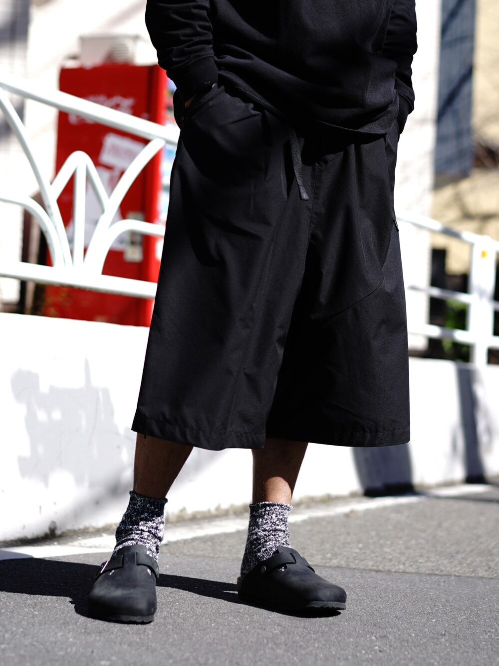 ブラック系のTシャツ/カットソー、ブラック系のその他パンツ、ブラック系のTシャツ/カットソーを着用したメンズの春コーディネートの5枚目の写真