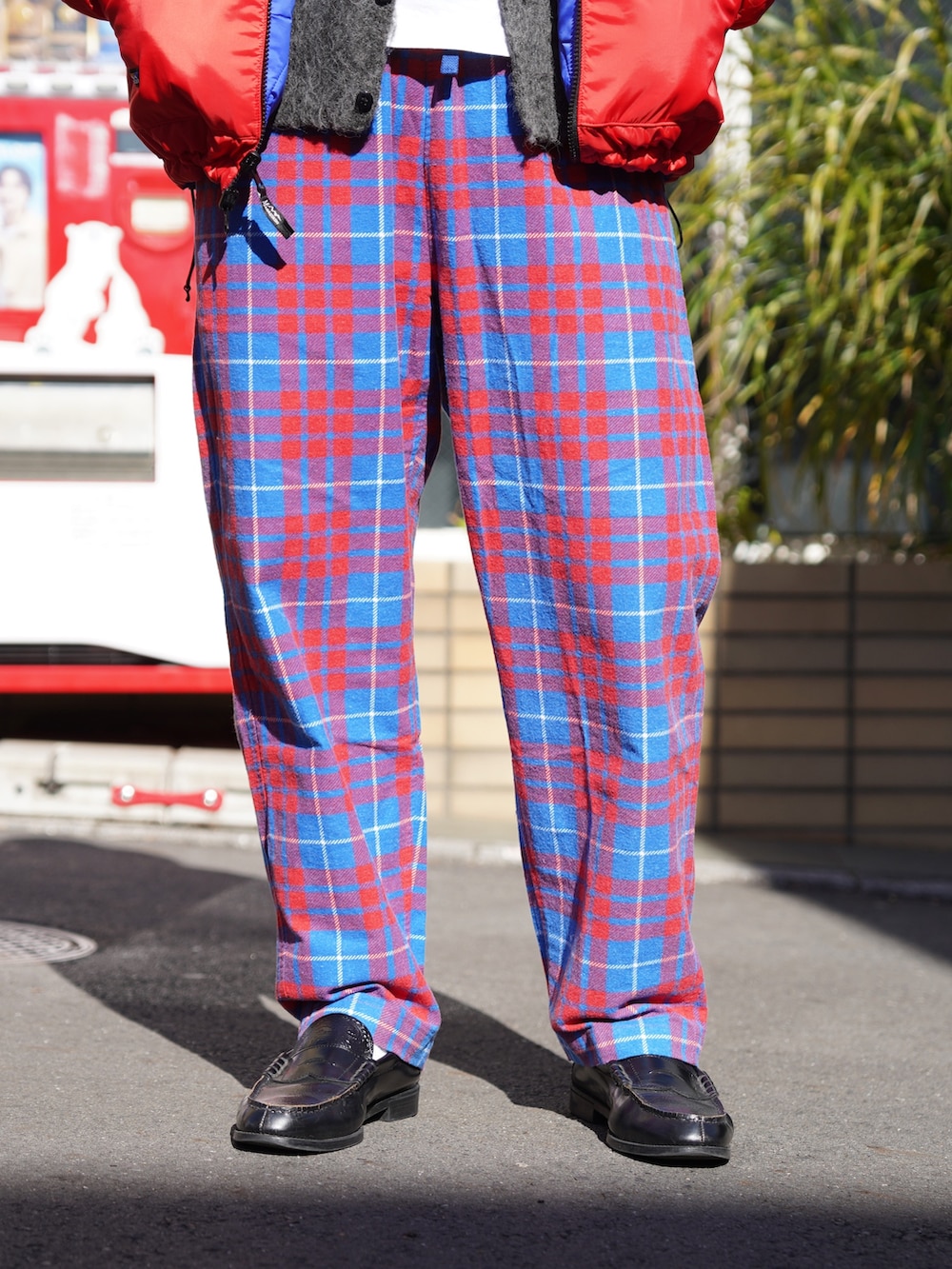 ブルー系のブルゾン、グレー系のカーディガン/ボレロ、レッド系のその他パンツを着用したメンズの冬コーディネートの5枚目の写真