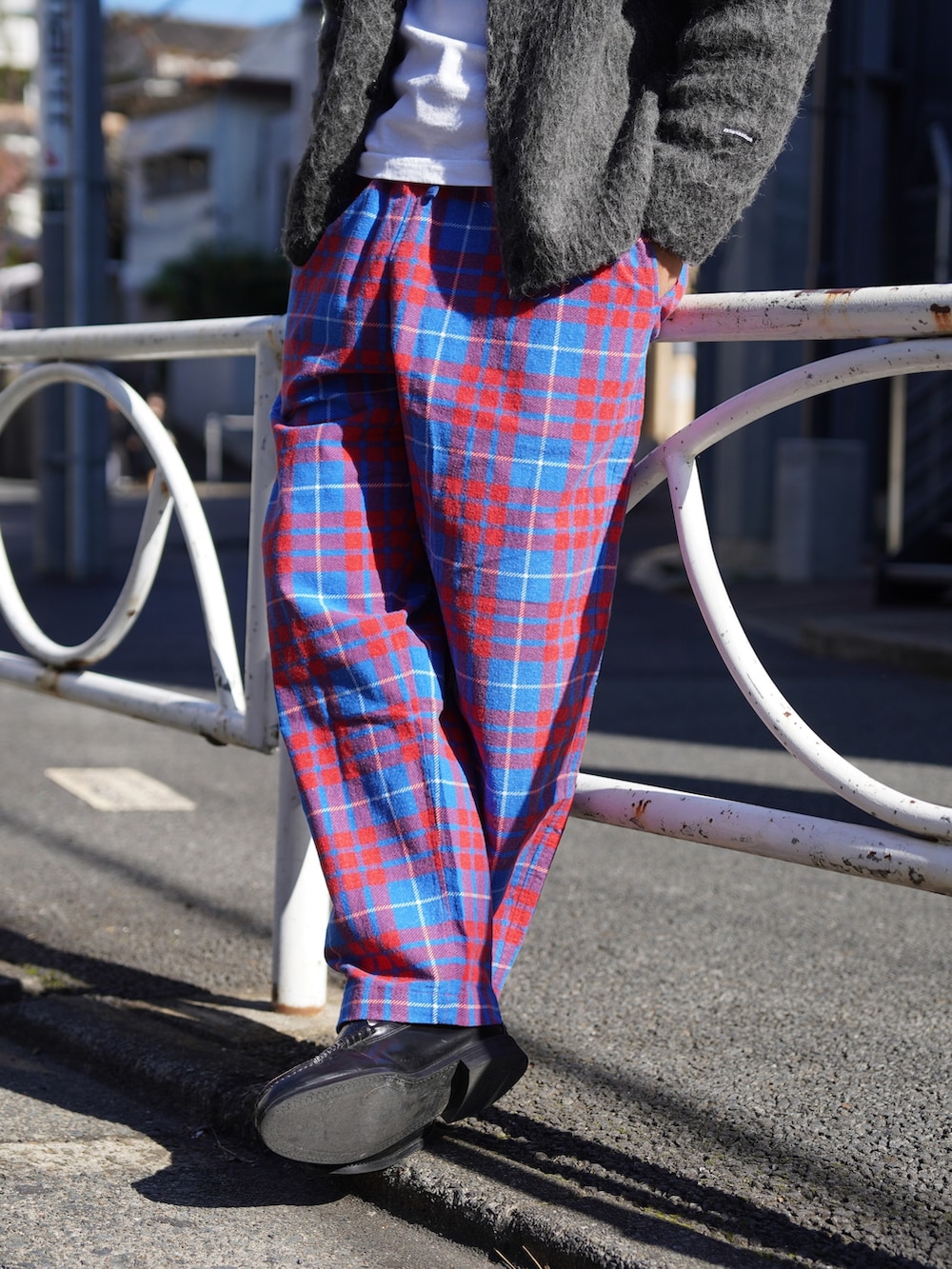 グレー系のカーディガン/ボレロ、レッド系のその他パンツを着用したメンズの秋コーディネートの9枚目の写真