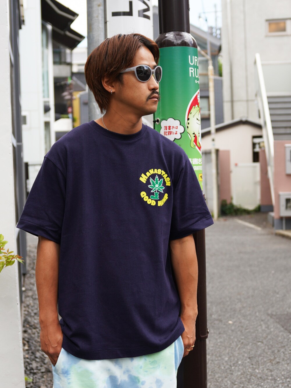 ブルー系のTシャツ/カットソー、ブルー系のその他パンツ、グレー系のサングラスを着用したメンズの夏コーディネートの2枚目の写真