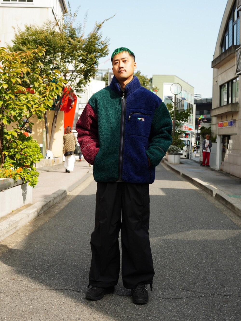 その他のブルゾン、ブラック系のカーゴパンツ、グレー系のTシャツ/カットソーを着用したメンズの秋コーディネートの2枚目の写真