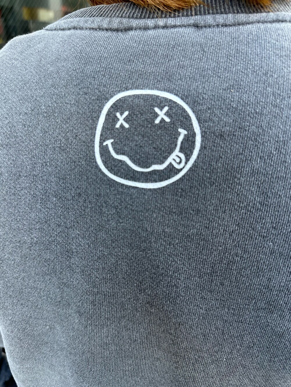 ブラック系のスウェット、グリーン系のカーゴパンツを着用したメンズの秋コーディネートの7枚目の写真