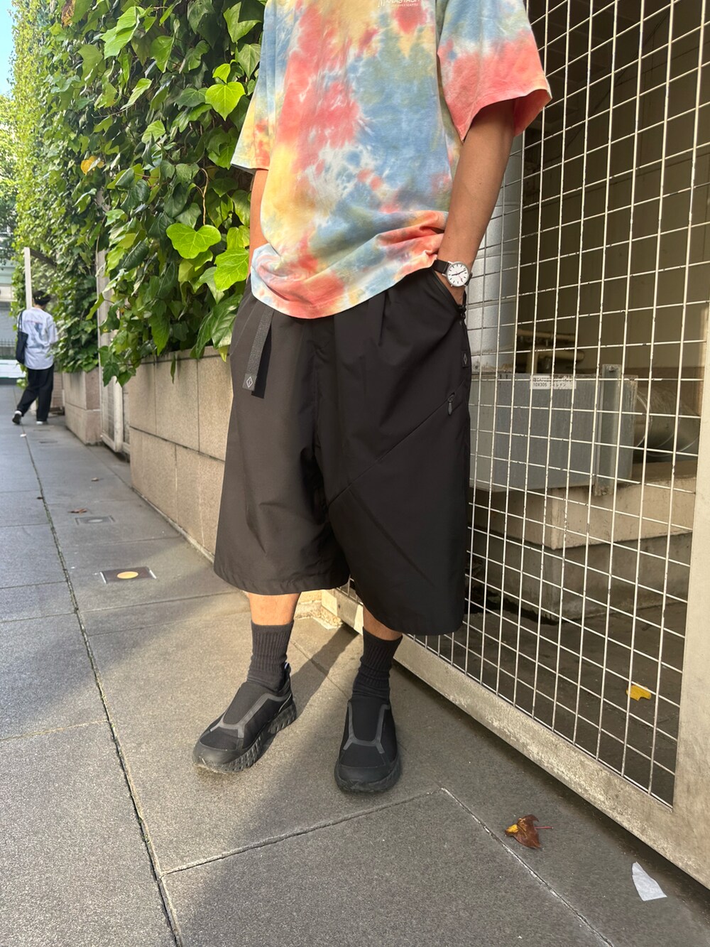 レッド系のTシャツ/カットソー、ブラック系のその他パンツを着用したメンズの春コーディネートの4枚目の写真