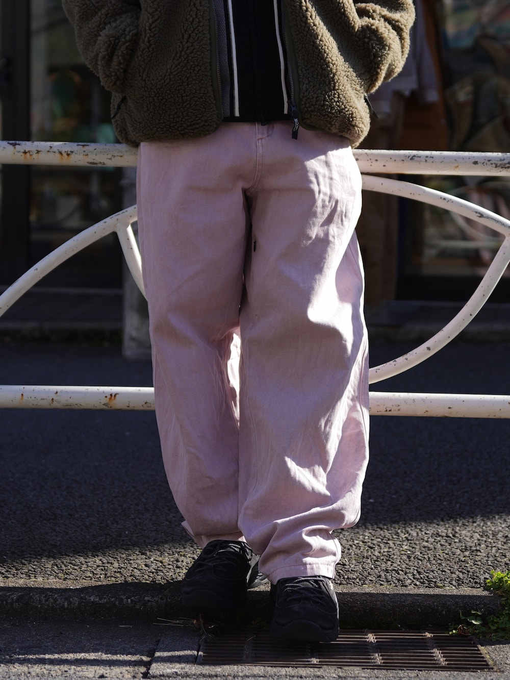 グリーン系のブルゾン、ブラック系のニット/セーターを着用したメンズの冬コーディネートの5枚目の写真