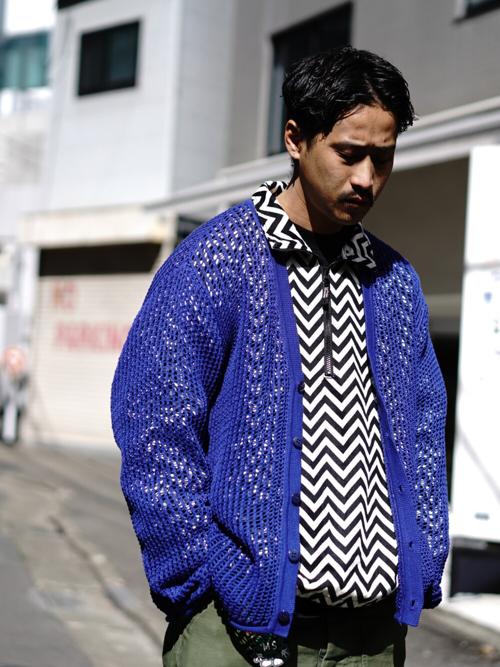 ブルー系のTシャツ/カットソー、ブラック系のブルゾンを着用したメンズの春コーディネートの2枚目の写真